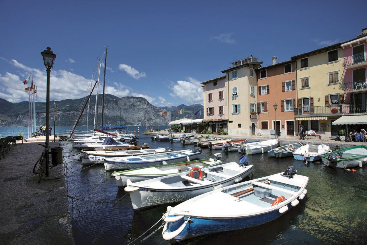 Porto di Brenzone. Il porticciolo con le barche da pesca (Barchet)